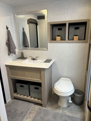 Bruser, hårtørrer, håndklæder, Sæbe