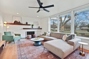 Smart TV, chimenea, libros y estéreo