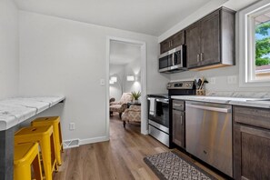 Refrigerador, microondas, horno y parrilla de estufa 
