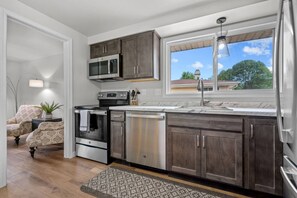 Kühlschrank, Mikrowelle, Ofen, Herdplatte