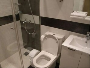 シャワー、ヘアドライヤー、タオル、石鹸