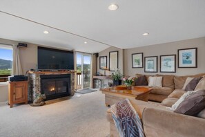 TV, fireplace, offices - *Riverfront*Pvt Dock*Game Room*6 mins to Beach* (Nehalem)