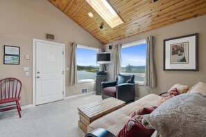 3 bedrooms, free WiFi, bed sheets - *Riverfront*Pvt Dock*Game Room*6 mins to Beach* (Nehalem)