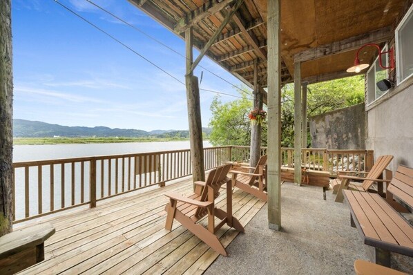 Terrace/patio - *Riverfront*Pvt Dock*Game Room*6 mins to Beach* (Nehalem)