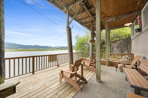 *Riverfront*Pvt Dock*Game Room*6 mins to Beach*