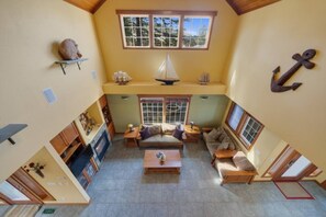 Een smart-tv, een open haard, een dvd-speler en een kantoor