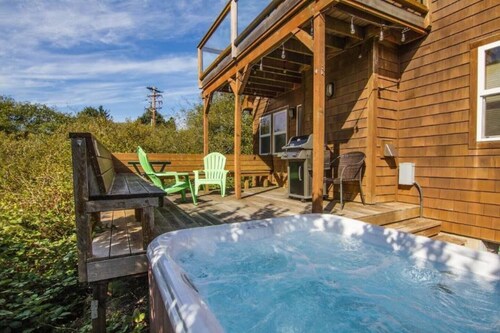3BR Cottage w/ Hot Tub, King Beds, Ocean Views | Walk to Beach • Watch Birds & Whales