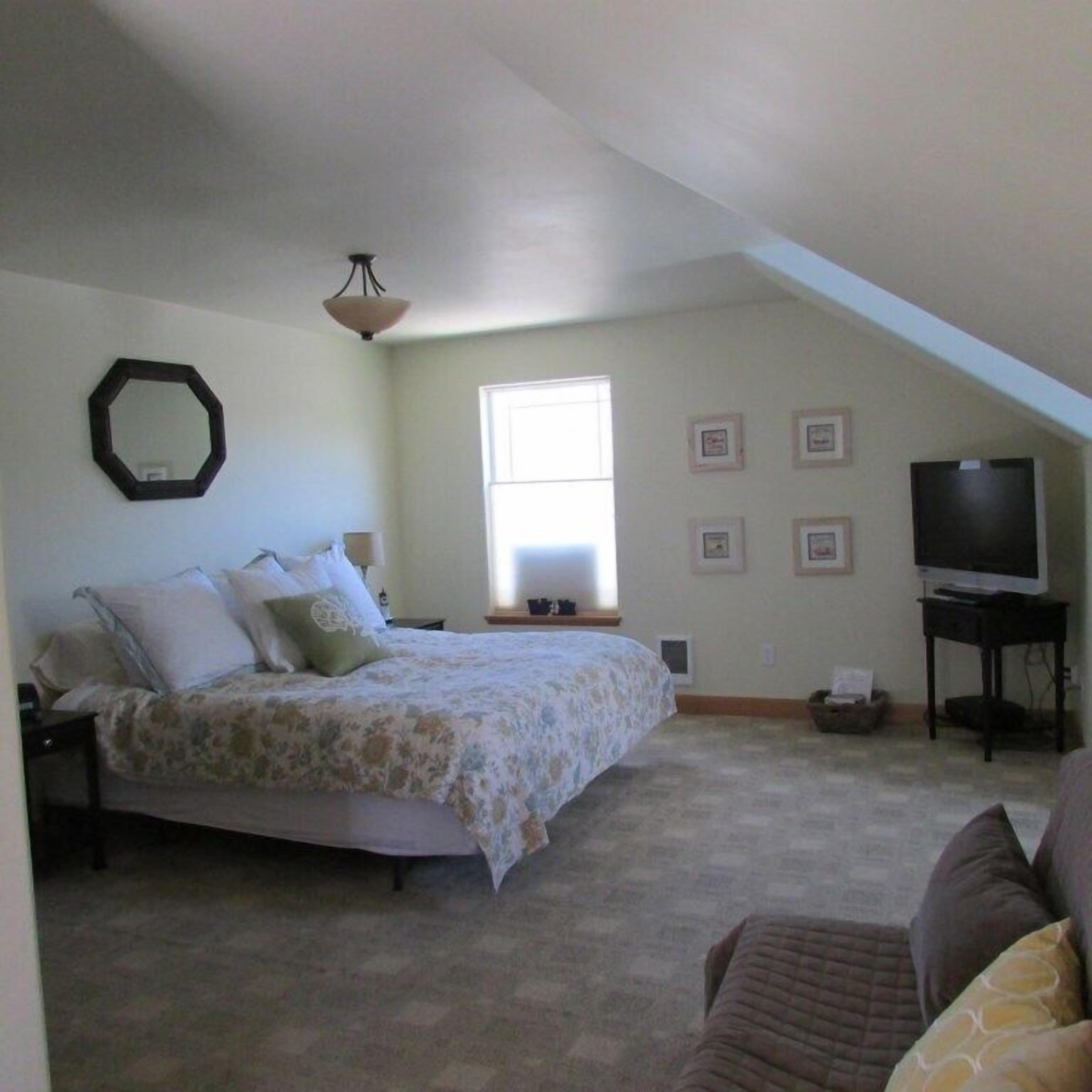 Lakeside Lodge, Retreat with hot tub & watercraft