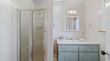 Sèche-cheveux, serviettes fournies