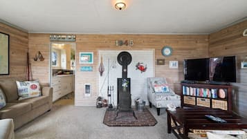 Smart TV, fireplace, DVD player, offices