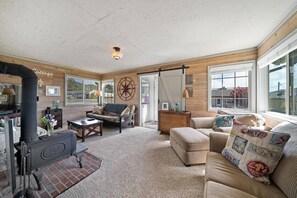 تلفزيون ذكي، مدفأة، مشغل دي في دي، مكتب