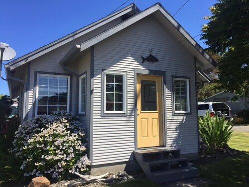 Vintage 1945 Beach Cottage w/ Deck, Grill & Fish Station – 2 Blocks from Beach!