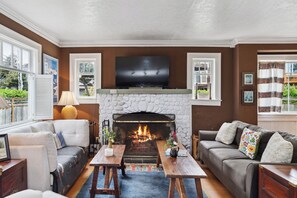 Smart TV, fireplace, DVD player, offices