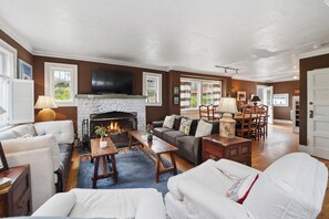 Televisor intel·ligent, llar de foc, reproductor de DVD i oficines