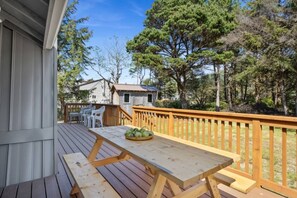 Outdoor dining - Cottage by the Sea · Cozy A-Frame · Short Walk to Nedonna Beach (Rockaway Beach)