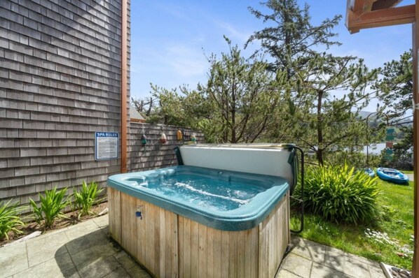 Outdoor spa tub