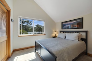 3 bedrooms, desk, free WiFi, bed sheets