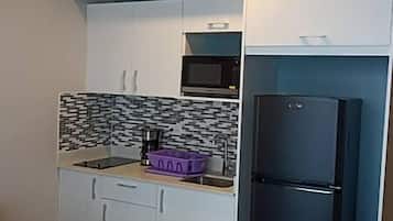 Jääkaappi, mikroaaltouuni, liesi, kahvin-/teenkeitin