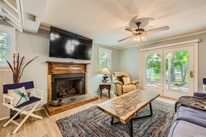 TV, fireplace - Locke Haven (Sherrills Ford)