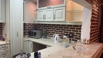 Kylskåp, mikrovågsugn och ugn