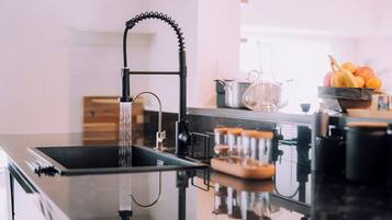 Kjøleskap, mikrobølgeovn, ovn og kokeplater