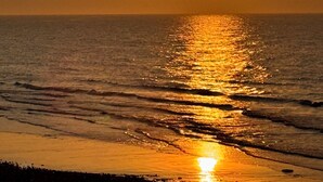 A sunset over a beach with waves reflecting the sun's light. - Character House with 3000 m² Garden, Alabaster Coast (Sauqueville)