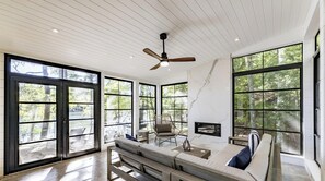 Smart TV, fireplace, books - 4bed, 4bath, South exp, prestigious area of Royal Muskoka Island w/road access (Minett)