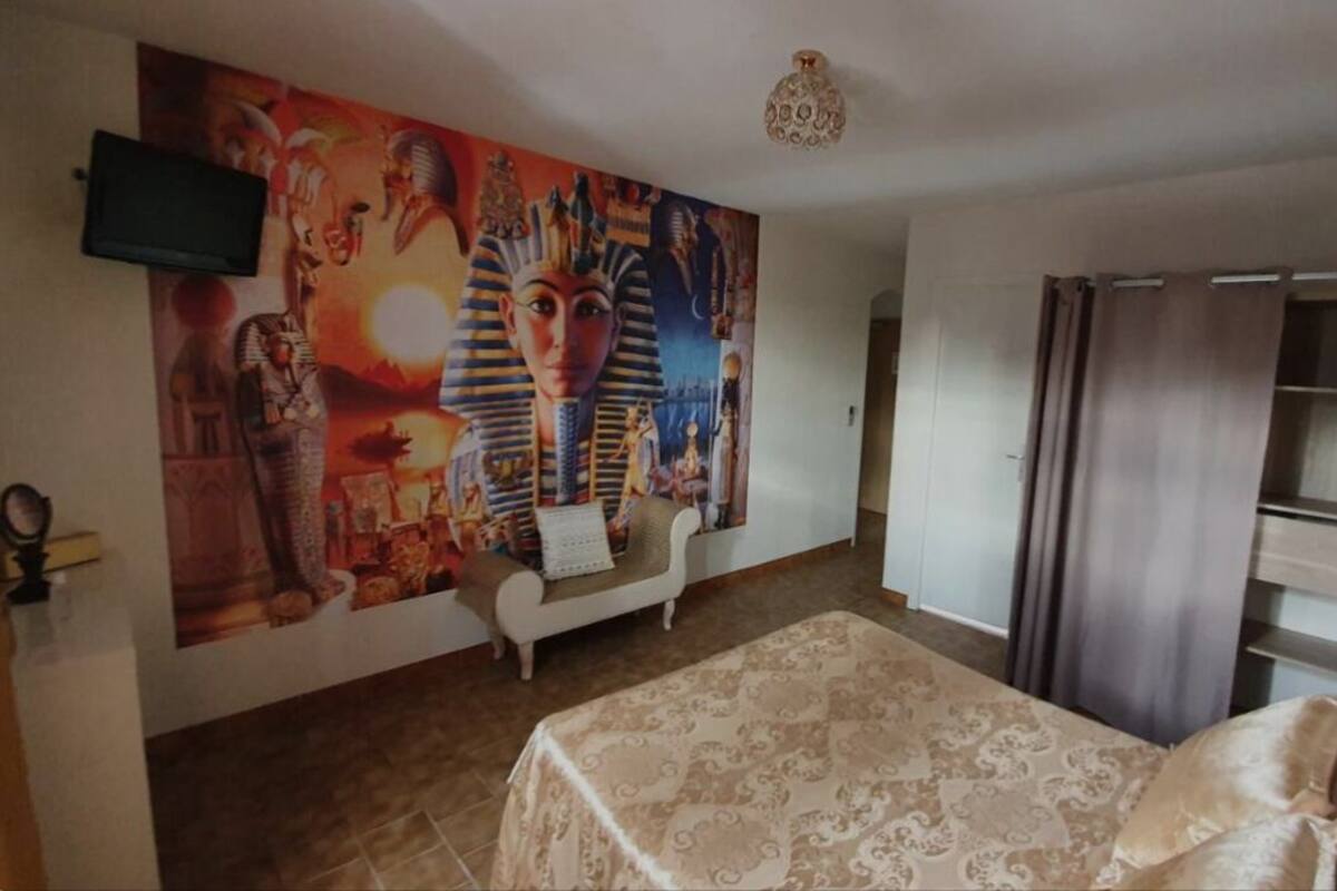 Chambre quadruple royale, vue sur le jardin | Système d’insonorisation, accès au Wi-Fi (inclus), décor unique
