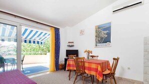 Unclassified image, 5 of 36, button - Sunny apartment with large balcony near the beach (Kaštel Štafilic)