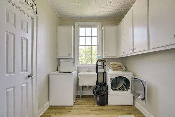 Laundry Area | Main Level - Spacious Rural Getaway in Lexington w/ Deck! (Lexington)