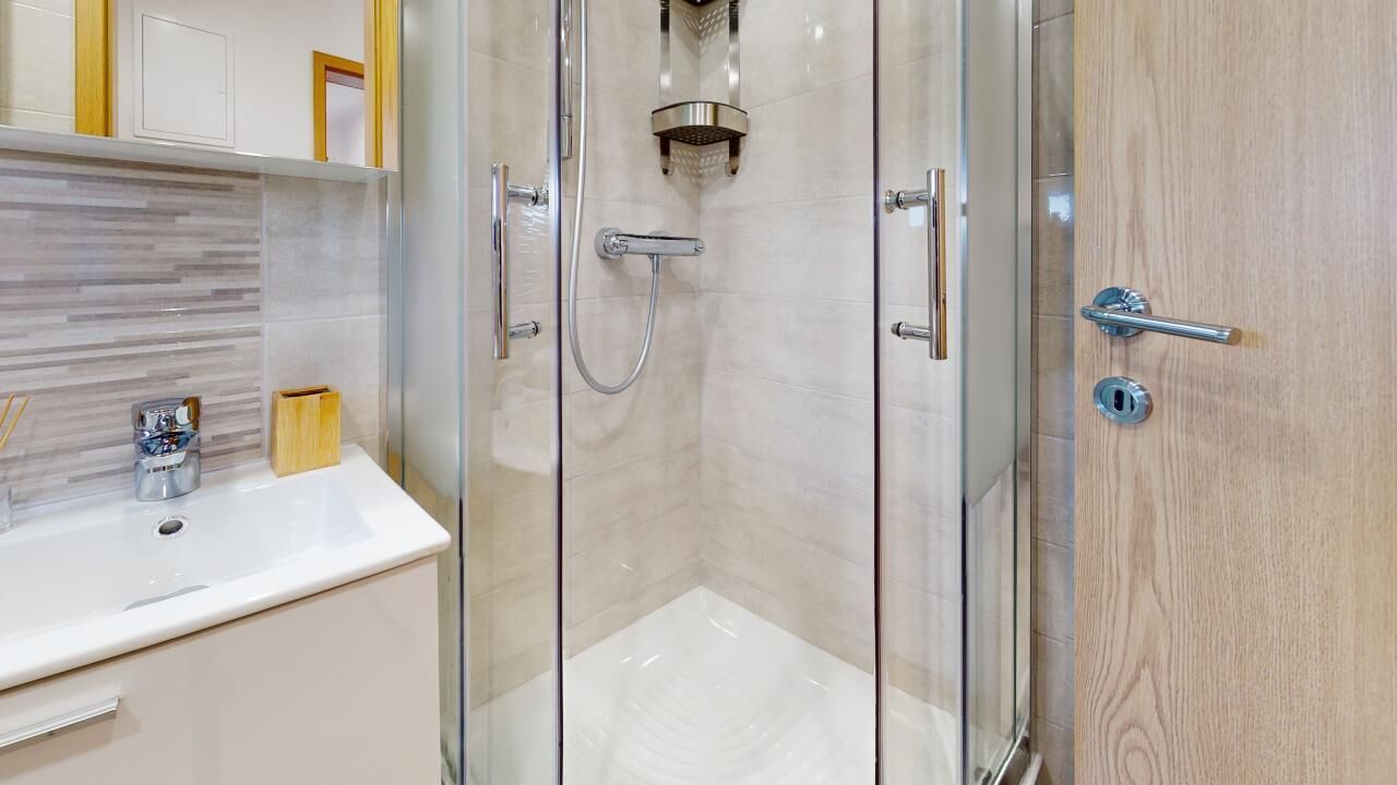 Douche, sèche-cheveux, serviettes fournies, savon