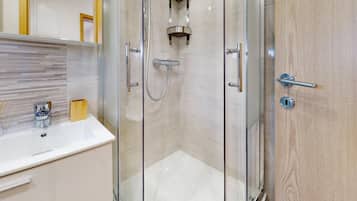 Douche, sĂšche-cheveux, serviettes fournies, savon