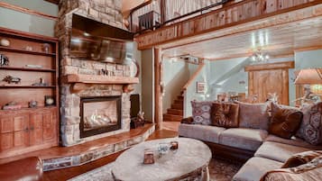 Una Smart TV, una chimenea, un reproductor de DVD, libros