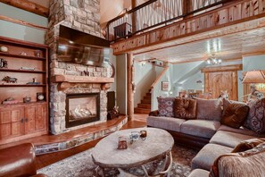 Smart TV, chimenea, reproductor de DVD y libros