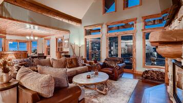 Una Smart TV, una chimenea, un reproductor de DVD, libros