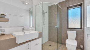 Regadera, toallas, papel de baño 