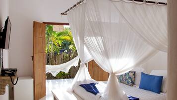 Standard-sviitti, lanai, näköala puutarhaan | Tallelokero huoneessa, yksilöllisesti sisustettu, vuodevaatteet