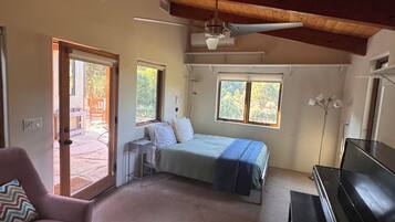 5 bedrooms, desk, iron/ironing board, travel crib