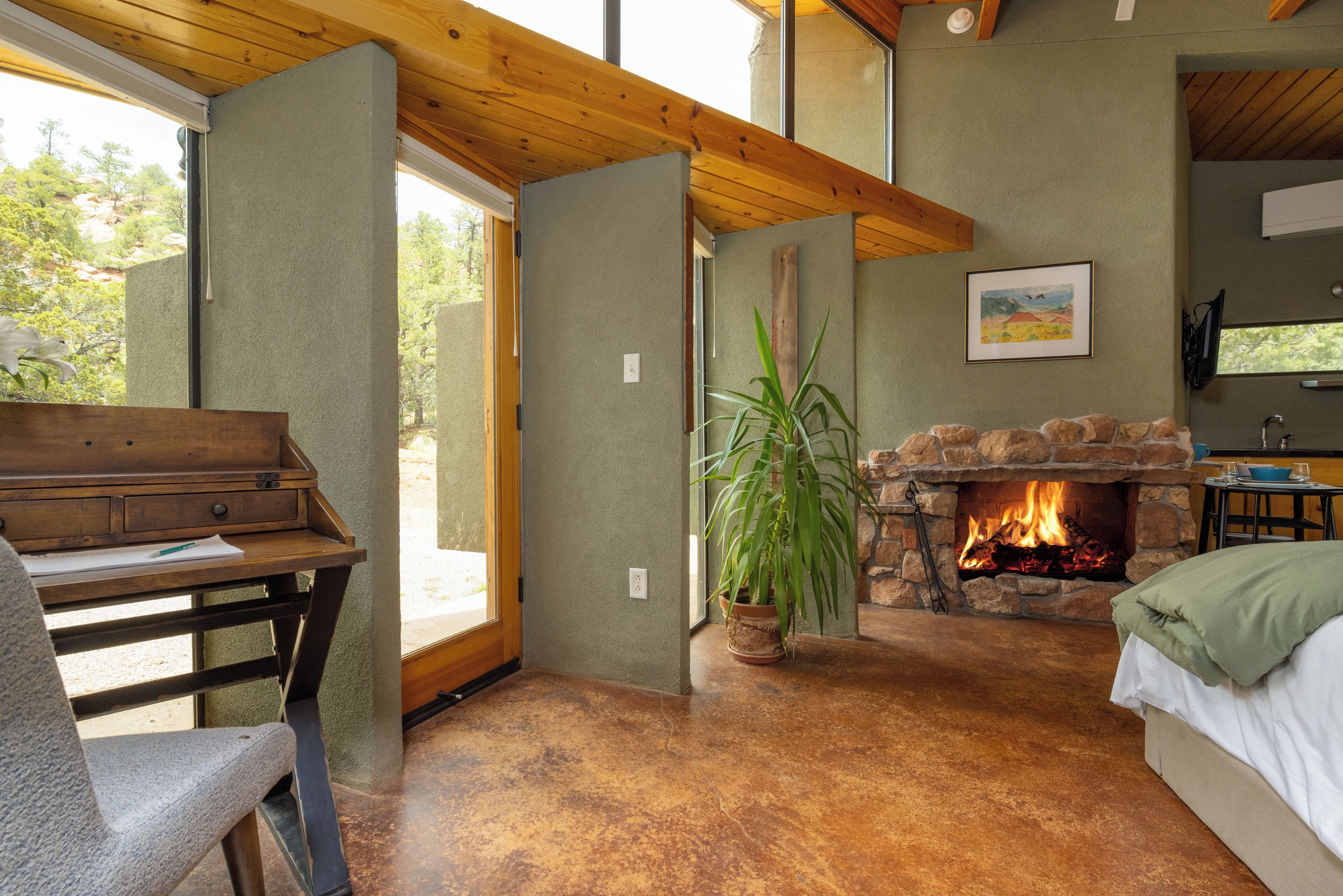 5 chambres, bureau, fer et planche à repasser, lit parapluie