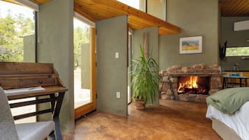 5 habitaciones, escritorio y tabla de planchar con plancha