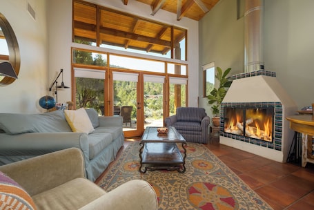 Smart TV, fireplace, stereo, computer monitors. 5 BR Private Canyon Ranch Retreat: RJR Santa Fe