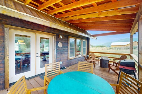 Mountain view modern home with open layout, gas fireplace, smart TVs, & W/D