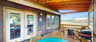 Mountain view modern home with open layout, gas fireplace, smart TVs, & W/D