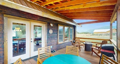 Mountain view modern home with open layout, gas fireplace, smart TVs, & W/D