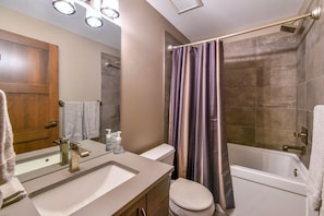 Douche, sèche-cheveux, serviettes fournies, savon