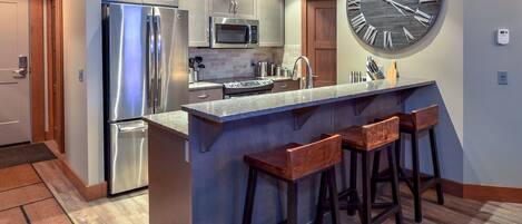 Kühlschrank, Mikrowelle, Ofen, Herdplatte