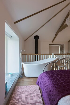 1 bedroom, iron/ironing board, WiFi, bed sheets - The Hayloft - A Romantic Boutique Retreat (Camborne)