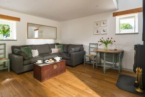 Smart TV, lareira, mesa de pingue-pongue, livros