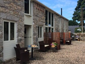 Outdoor dining - The Hayloft - A Romantic Boutique Retreat (Camborne)