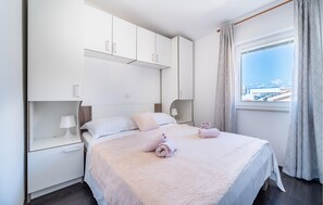 2 bedrooms, free WiFi, bed sheets - Amazing apartment in Vrsi with kitchen (Vrsi)